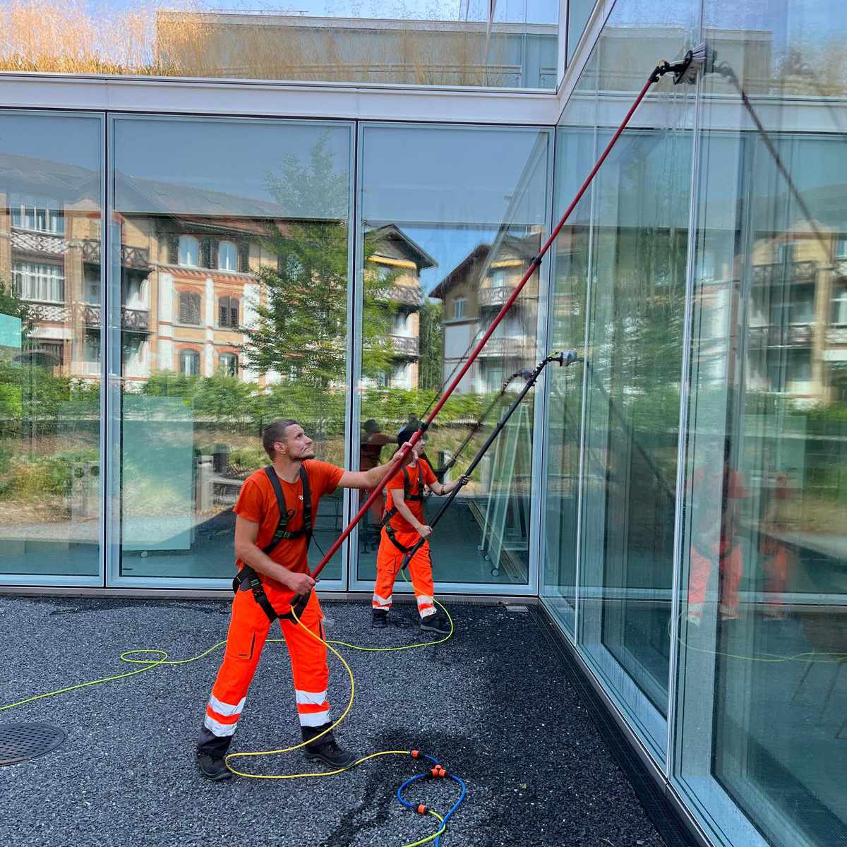 RIVOG AG Facility Management Team bei der professionellen Gebäudereinigung in Gossau, Schweiz